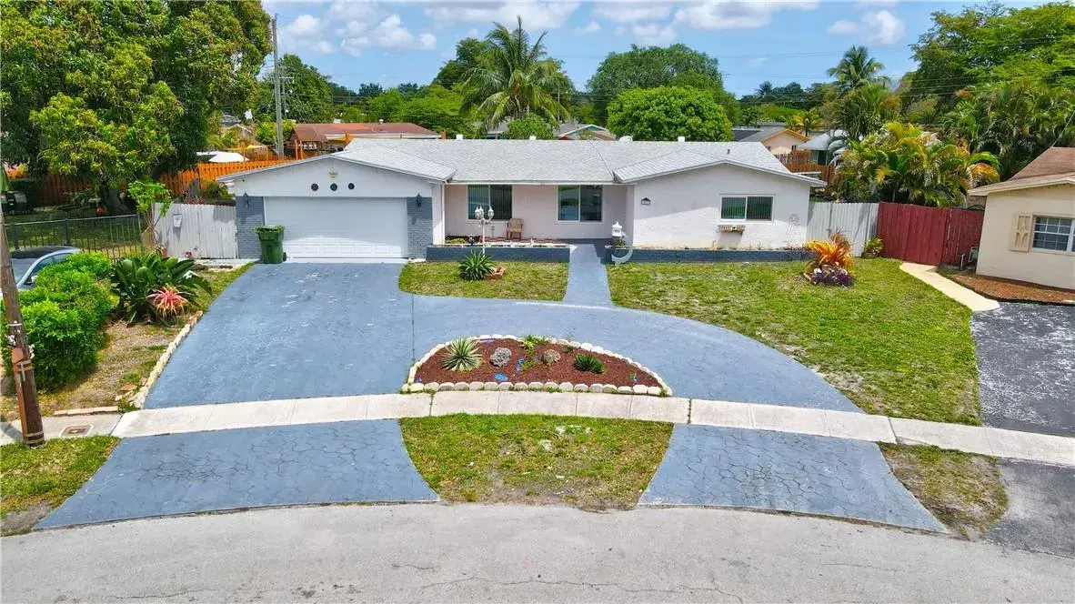 Picture of 521 SW 70Th Ter, Pembroke Pines, FL 33023