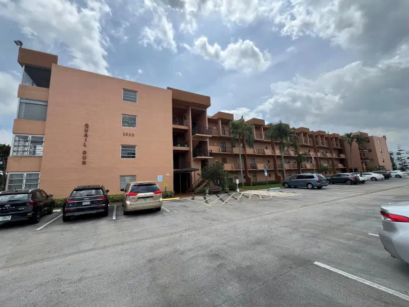 Picture of 3050 Sunrise Lakes Drive E 305, Sunrise FL 33323