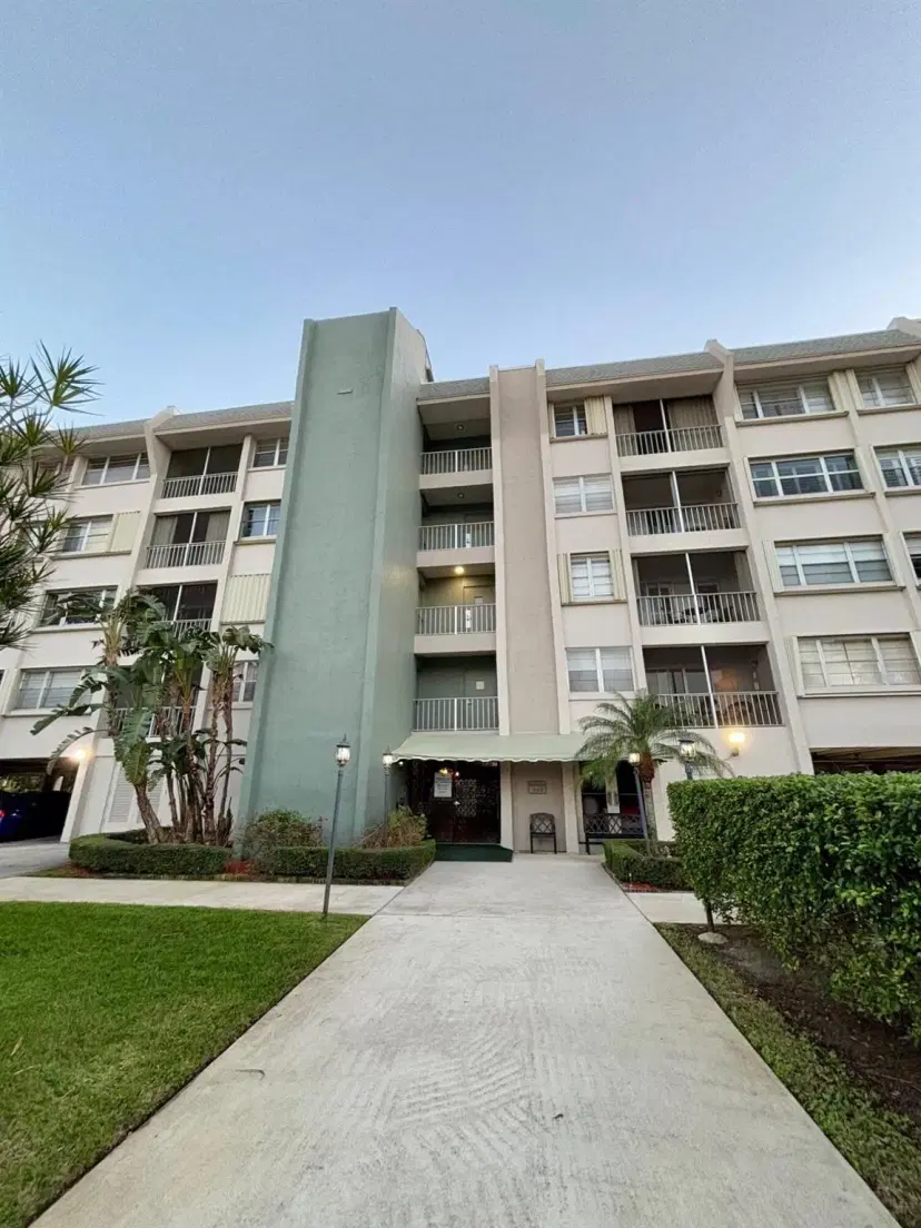 Picture of 505 Spencer Drive 207, West Palm Beach FL 33409