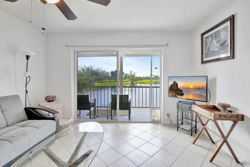 Picture of 9400 N Hollybrook Lake Dr 301, Pembroke Pines FL 33025