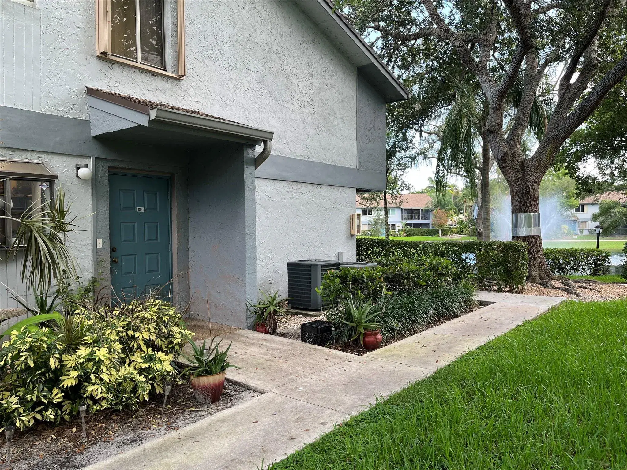 Picture of 2721 S Oakland Forest Dr 104, Oakland Park, FL 33309