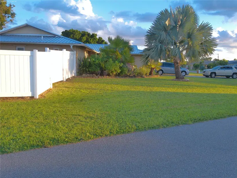 Picture of 137 SE Santa Barbara Pl, Cape Coral FL 33990