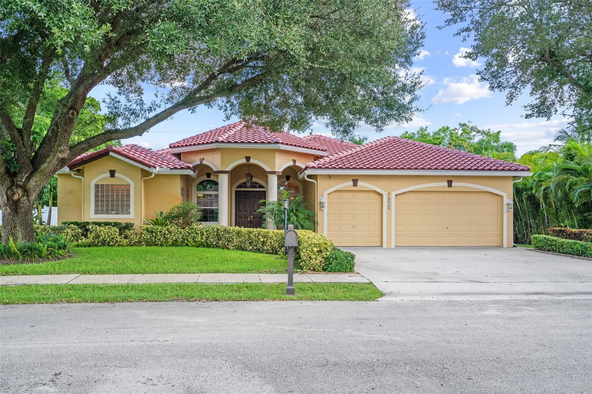 Picture of 4320 SW 74Th Ter, Davie, FL 33314