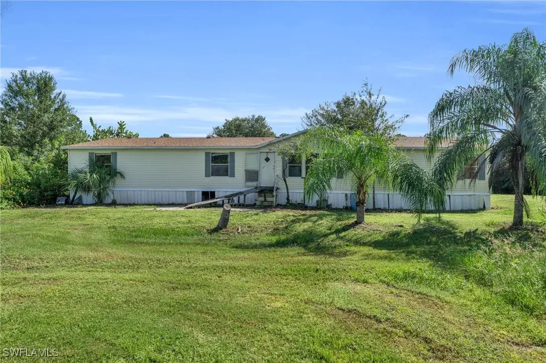 Picture of 1370 Crescent Ave, Labelle, FL 33935