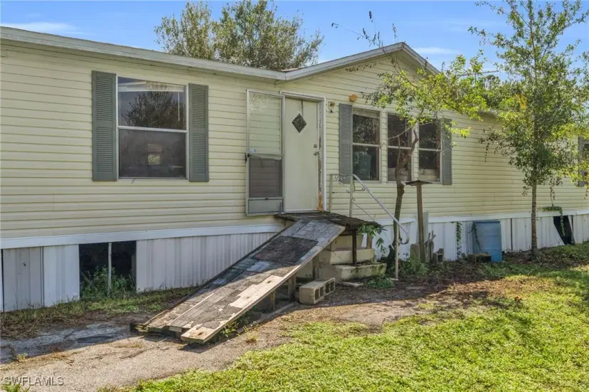 Picture of 1370 Crescent Ave, Labelle, FL 33935