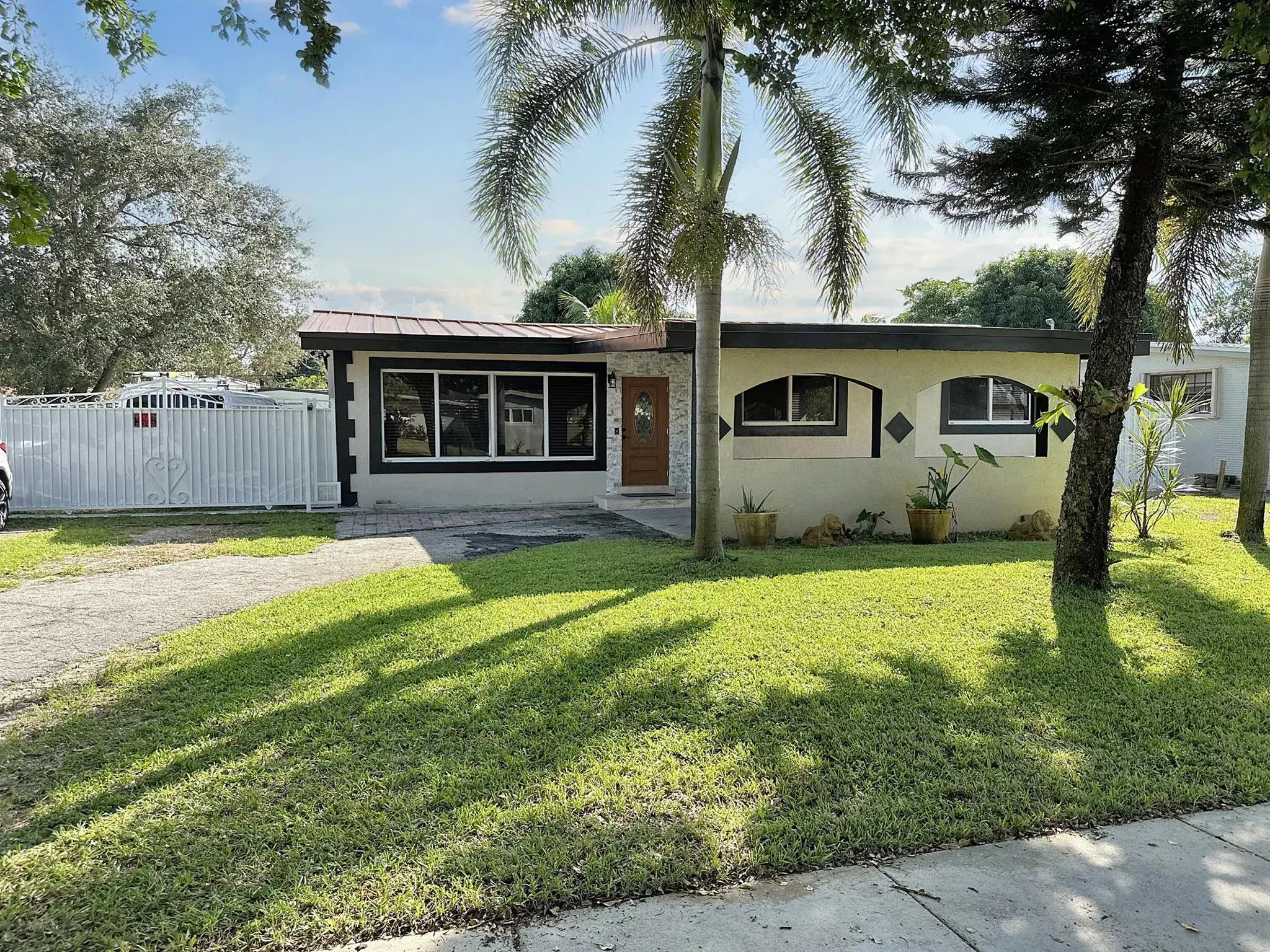 Picture of 960 SW 49Th Terrace, Plantation, FL 33317