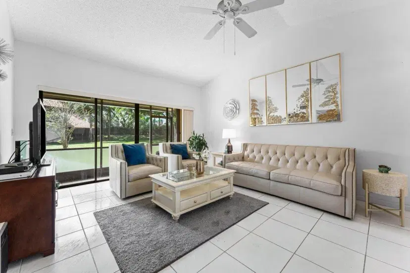 Picture of 10 Via De Casas Sur 104, Boynton Beach FL 33426