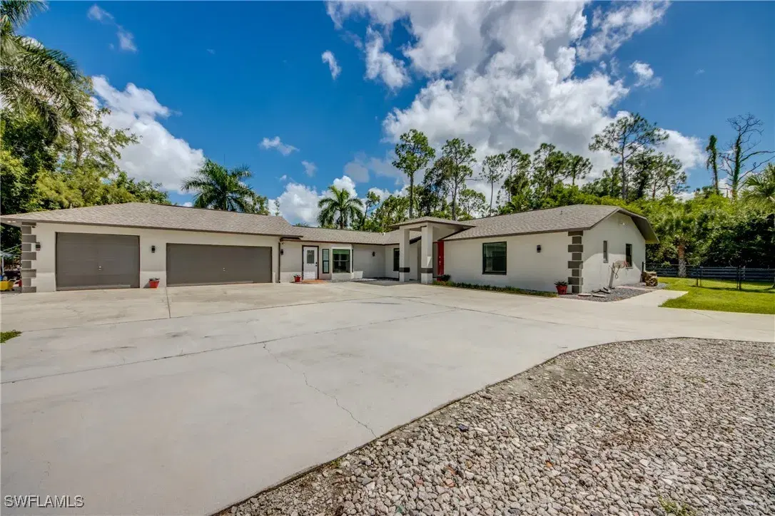 Picture of 11981 Plantation Rd, Fort Myers, FL 33966