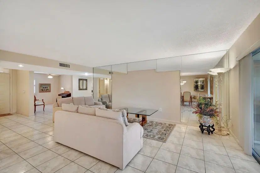 Picture of 9528 Shadybrook Drive 102, Boynton Beach FL 33437