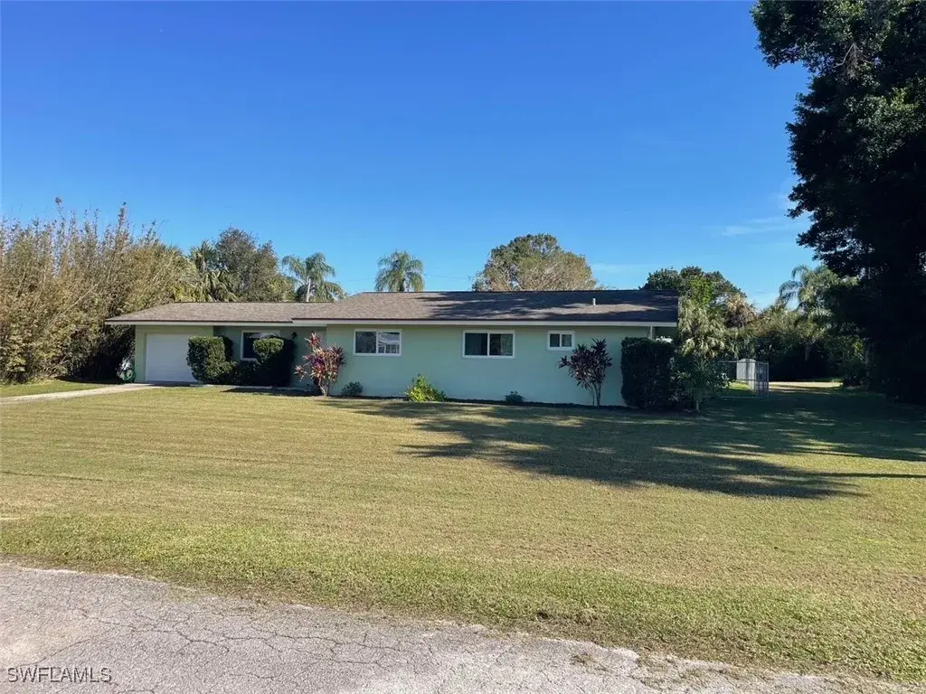 Picture of 17100 E Lake Dr, North Fort Myers, FL 33917