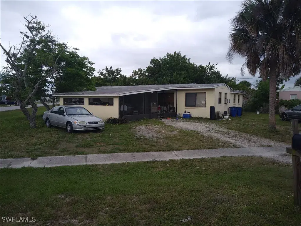 Picture of 950 Lakeview Dr, North Fort Myers, FL 33903