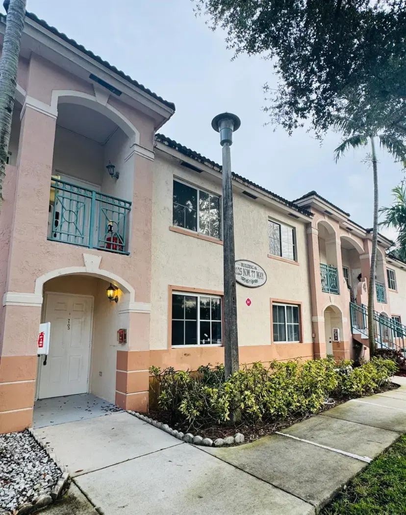 Picture of 2125 NW 77Th Way 103, Pembroke Pines FL 33024