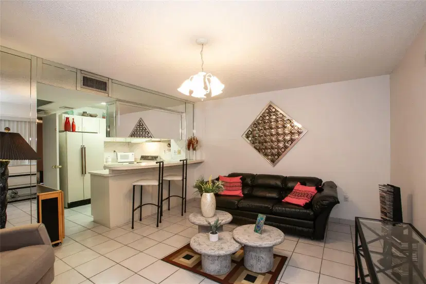 Picture of 2166 W 60Th St 15206, Hialeah FL 33016