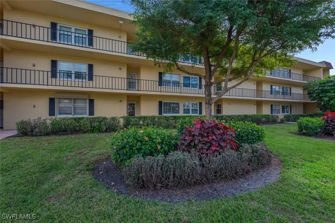 Picture of 1085 Forest Lakes Dr 8102, Naples, FL 34105