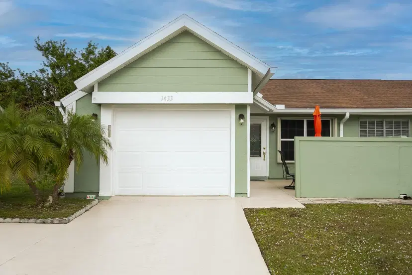 Picture of 1433 SE Larkwood Circle, Port St Lucie FL 34952