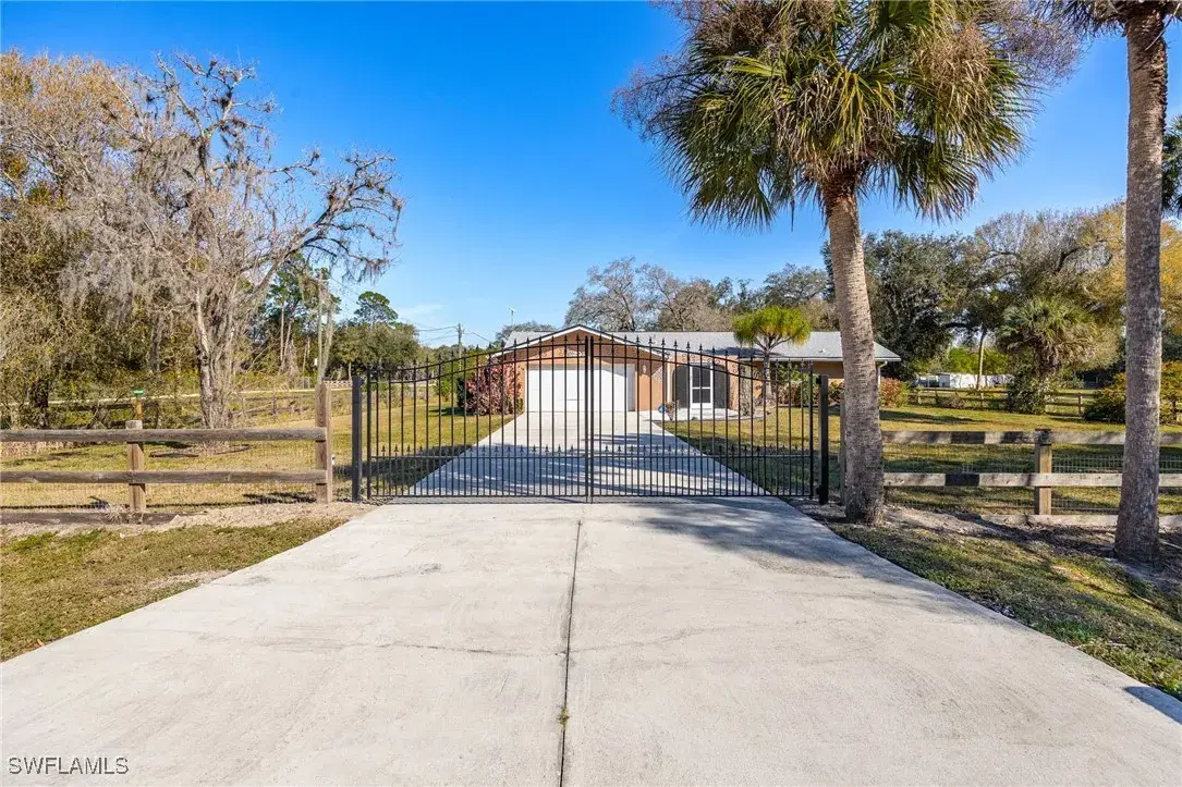 Picture of 22031 Edwards Dr, Alva, FL 33920