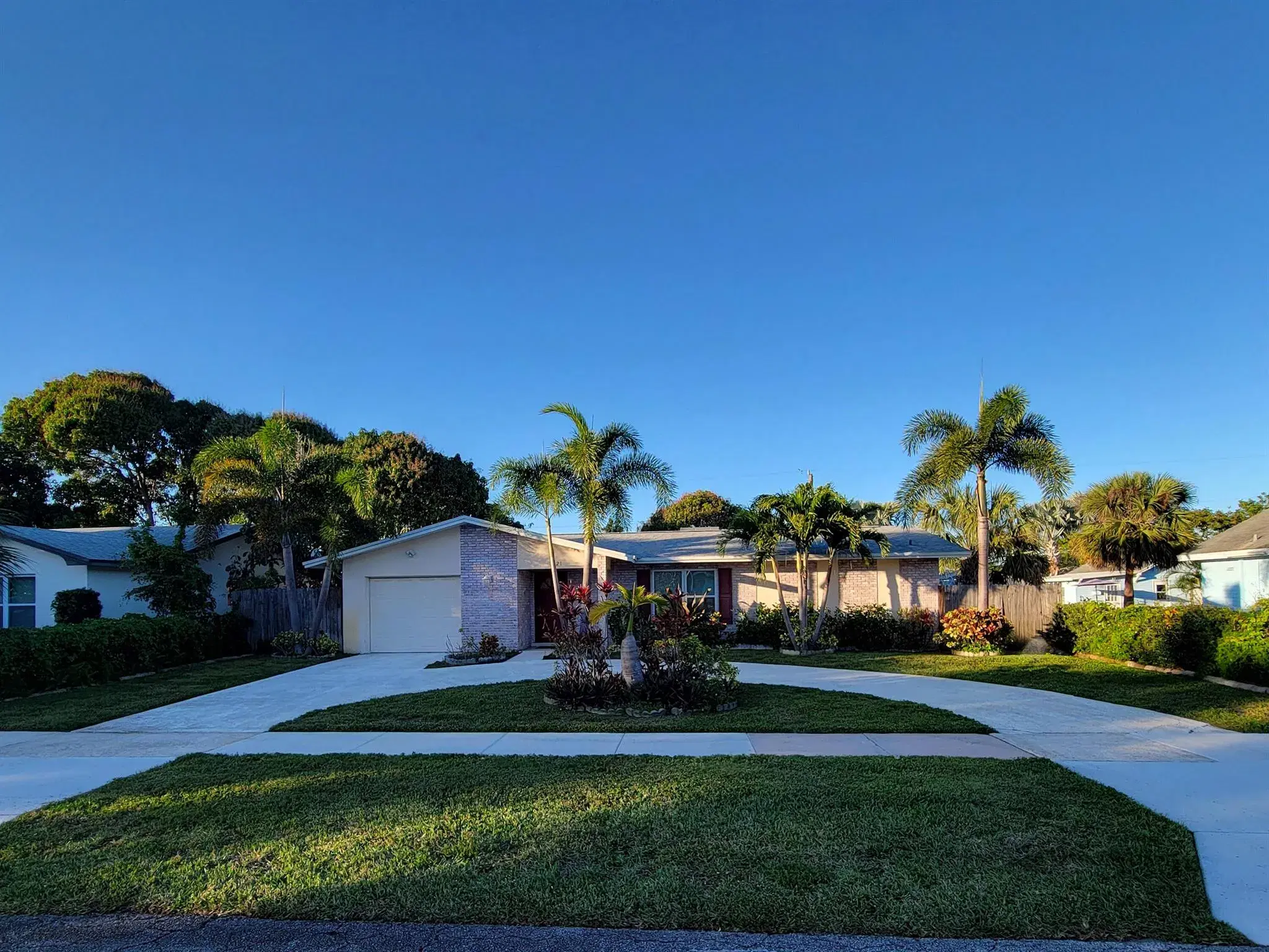 Picture of 421 Greenbriar Drive, Lake Park, FL 33403