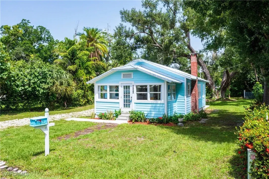 Picture of 3475 Edgewood Ave, Fort Myers, FL 33916