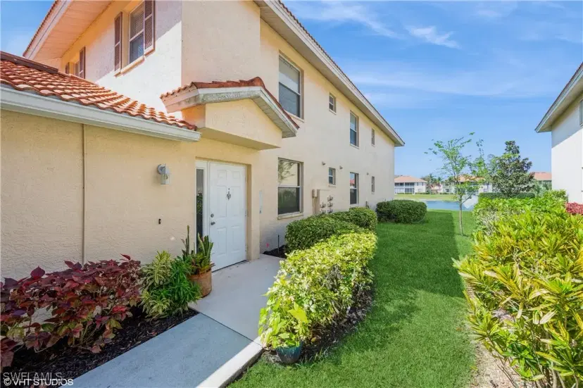 Picture of 290 Robin Hood Cir 202, Naples FL 34104