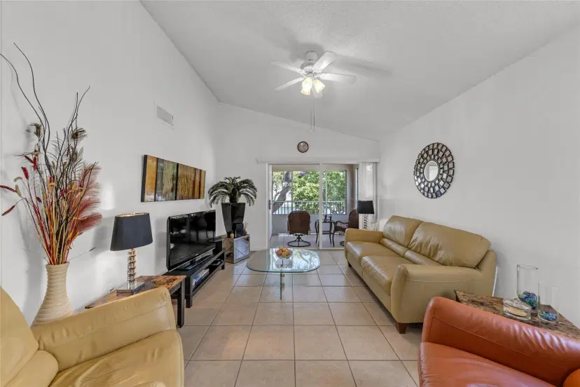 Picture of 2811 N Oakland Forest Dr 202, Oakland Park FL 33309