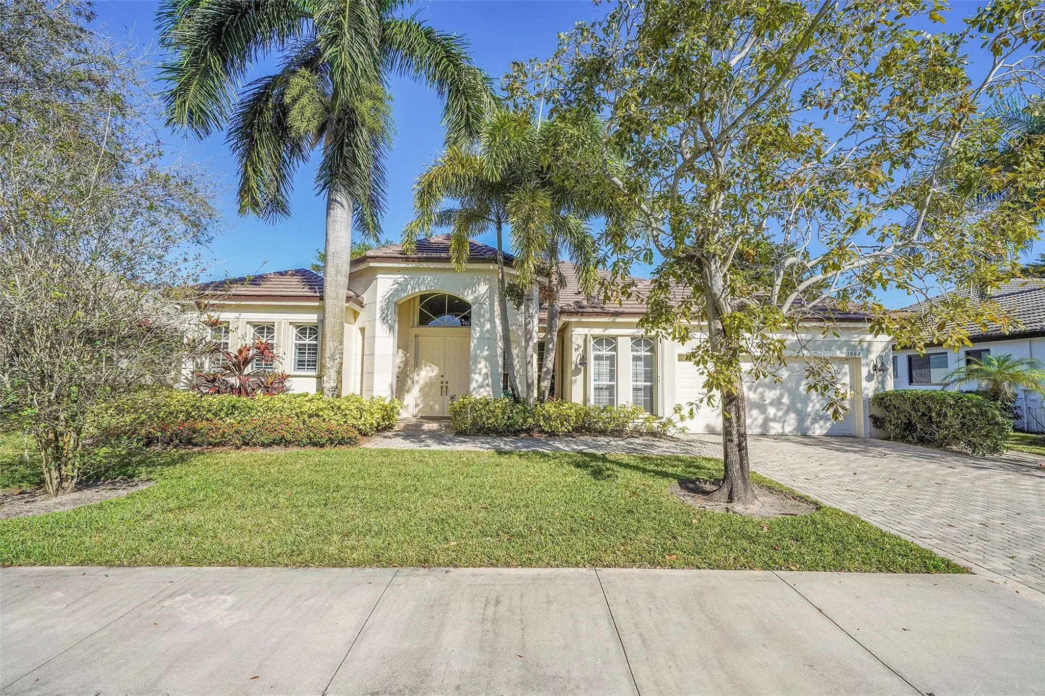 Picture of 3982 W Lake Estates Dr, Davie, FL 33328