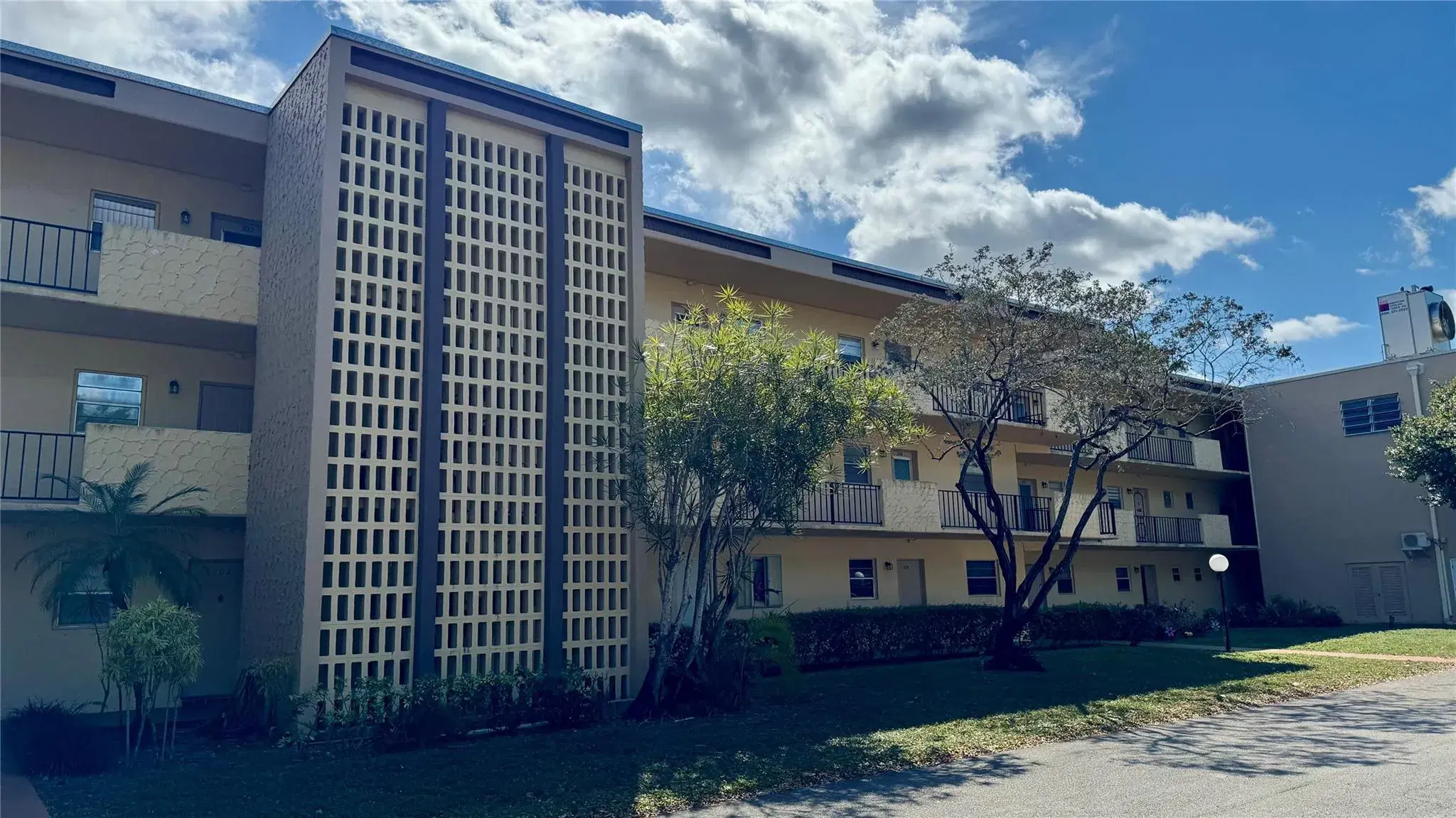 Picture of 300 Berkley Rd 103, Hollywood, FL 33024