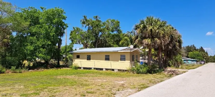 Picture of 1043 Lee St, Moore Haven FL 33471