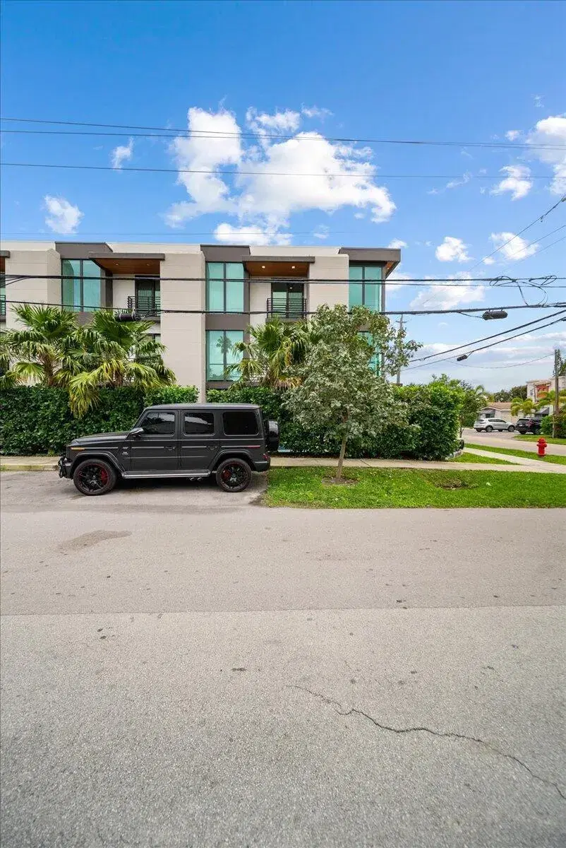 Picture of 1052 N Victoria Park Road, Fort Lauderdale FL 33304