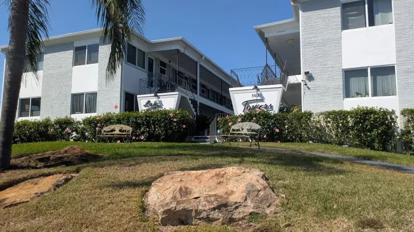 Picture of 302 Lake Osborne Drive 4, Lake Worth Beach FL 33461