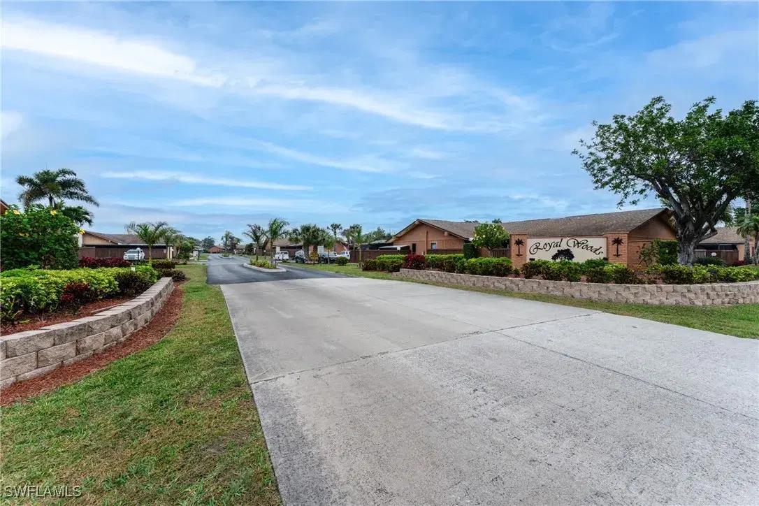 Picture of 6312 Royal Woods Dr, Fort Myers, FL 33908