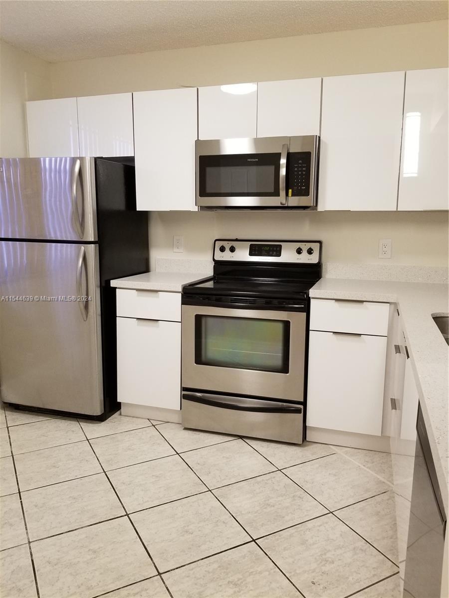 Picture of 1721 Whitehall Dr # 402, Davie, FL 33324