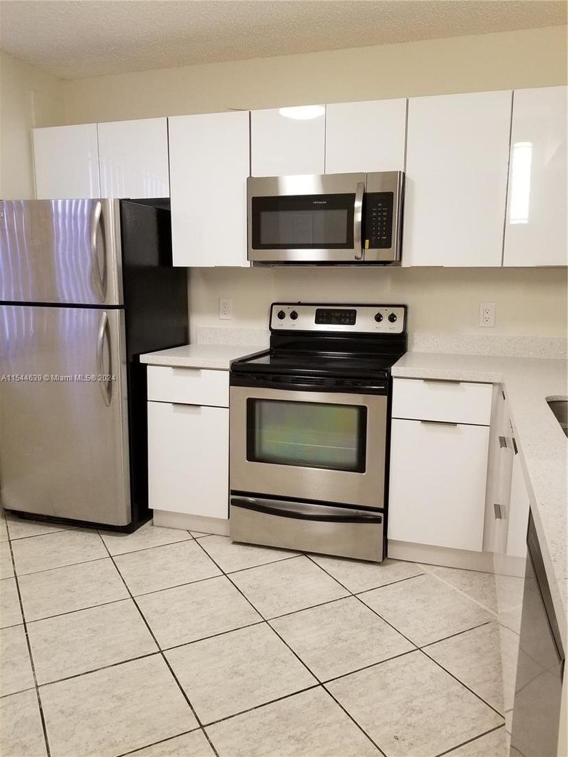 Picture of 1721 Whitehall Dr # 402, Davie FL 33324