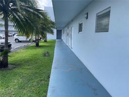 Picture of 2300 Park Ln # 105, Hollywood, FL 33021