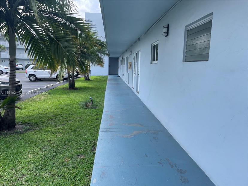 Picture of 2300 Park Ln # 105, Hollywood FL 33021