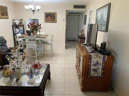 Picture of 2300 Park Ln # 105, Hollywood, FL 33021