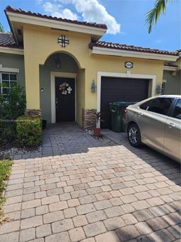 Picture of 1239 NE 32Nd Ter # 1239, Homestead, FL 33033