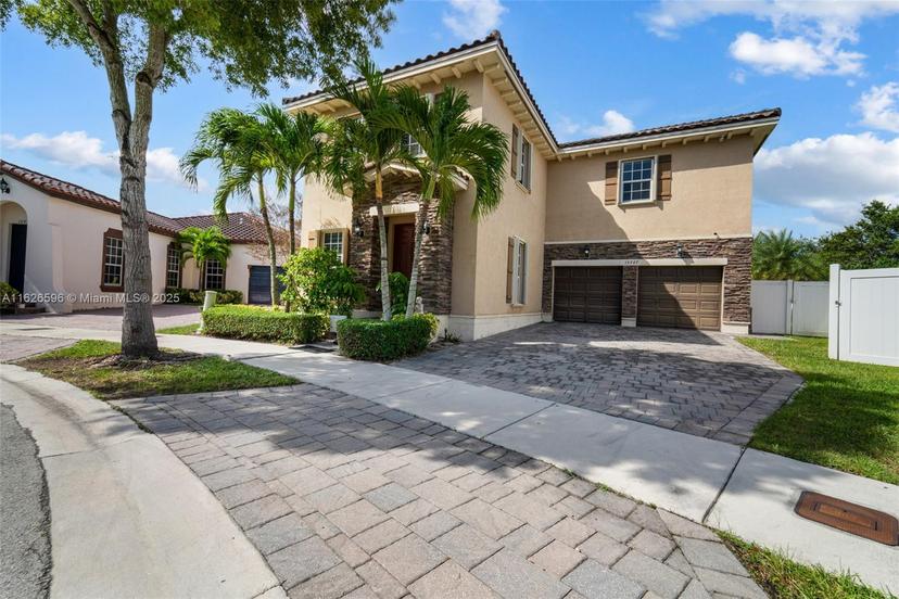 Picture of 16927 SW 90Th Terr Cir, Miami FL 33196