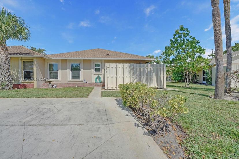 Picture of 1960 SE 1St Cir # 4B, Boynton Beach FL 33435