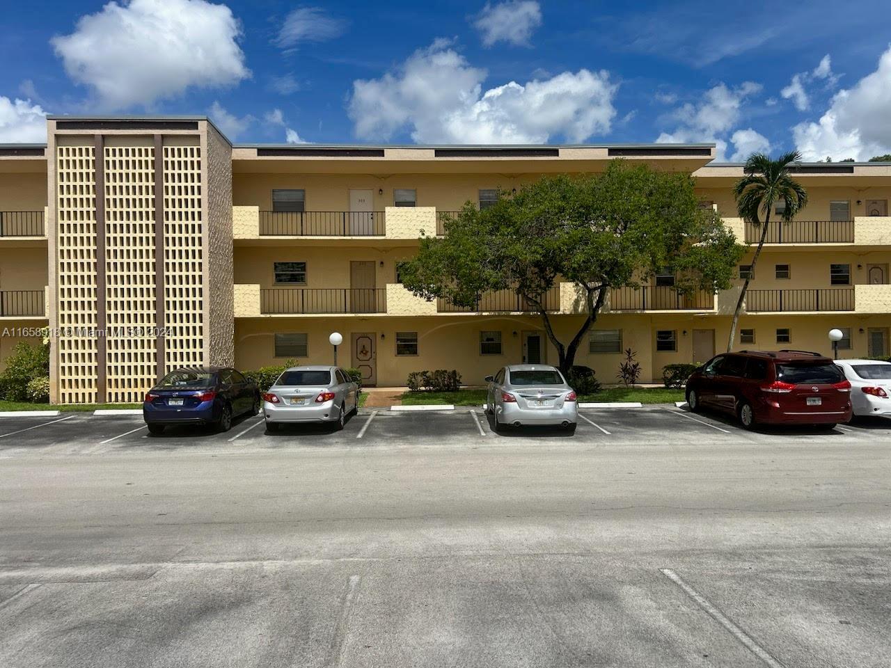 Picture of 301 Cambridge Rd # 302, Hollywood, FL 33024