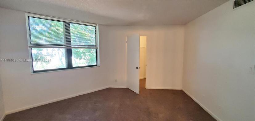 Picture of 215 Lake Pointe Dr # 210, Oakland Park FL 33309