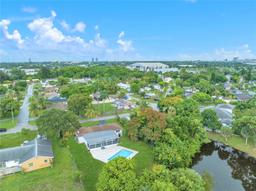 Picture of 5401 Lakeshore Dr, Mangonia Park, FL 33407