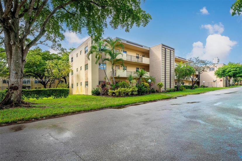 Picture of 300 Berkley Rd # 301, Hollywood FL 33024