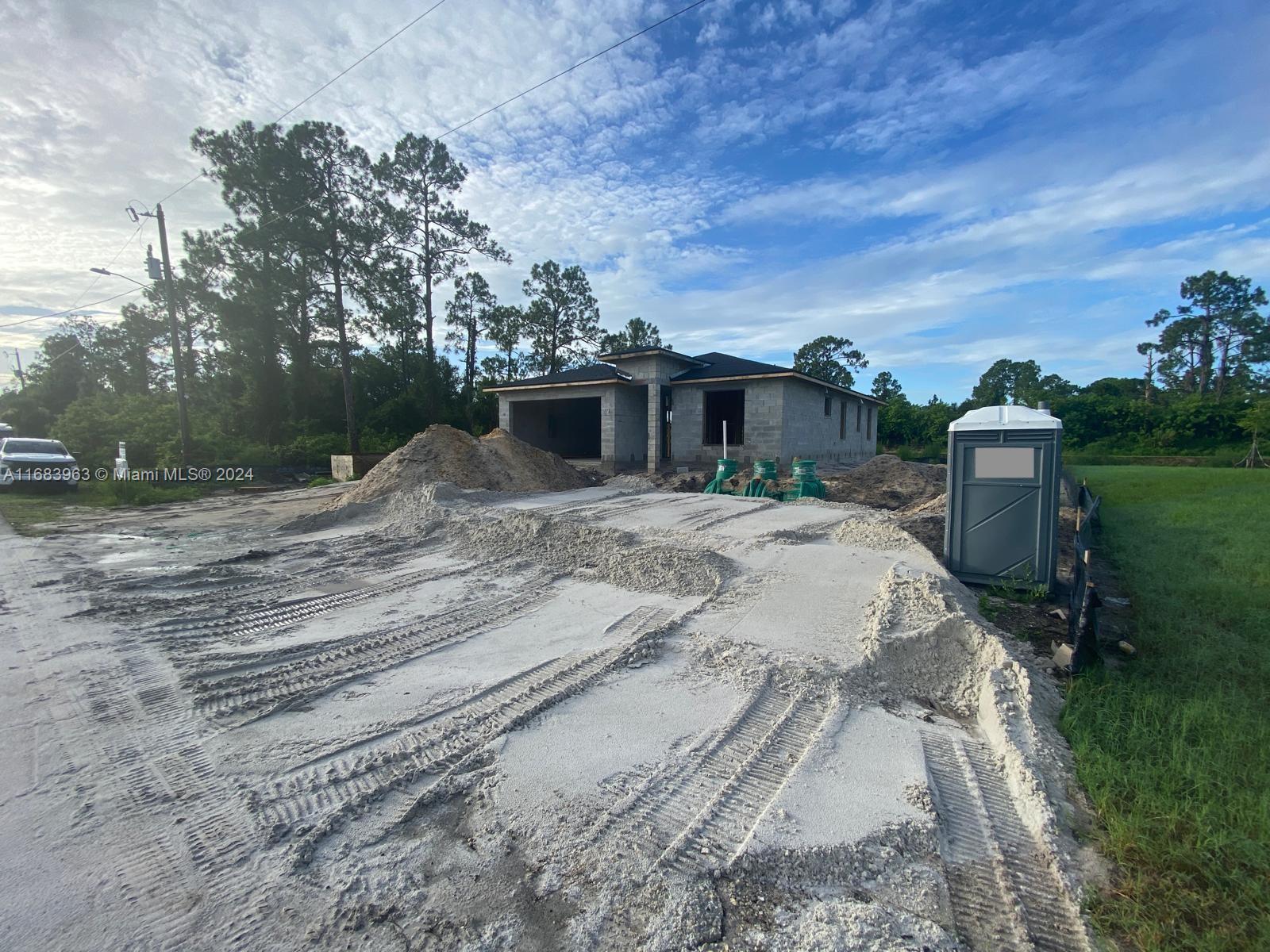 Picture of 932 Alcalde St E, Lehigh Acres, FL 33974