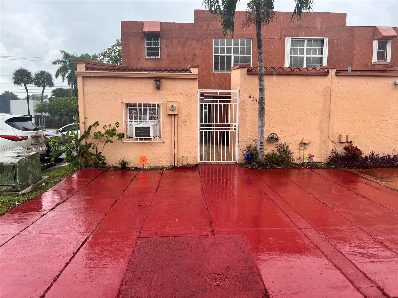 Picture of 4250 W 11Th Ln # 43, Hialeah, FL 33012