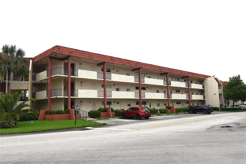 Picture of 411 S Hollybrook Dr # 305, Pembroke Pines FL 33025