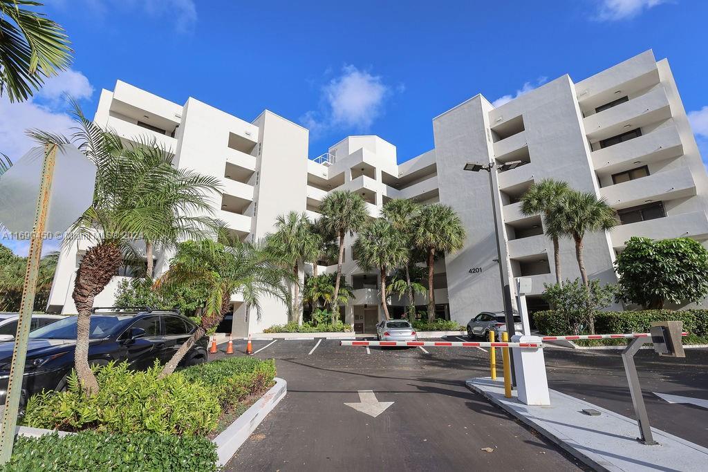 Picture of 4201 N Ocean Dr # 304, Hollywood, FL 33019