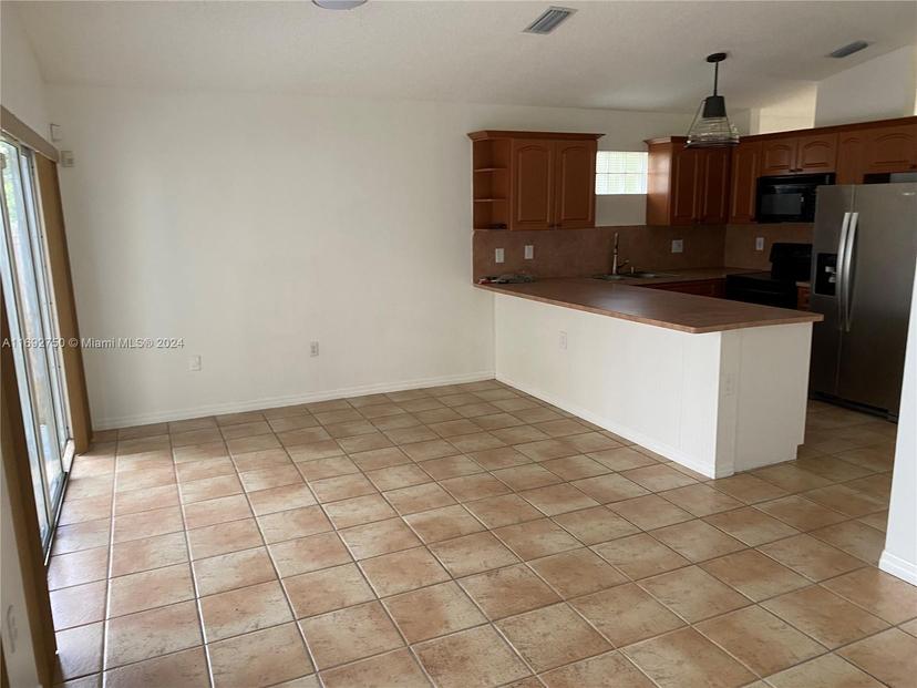 Picture of 7601 NW 166Th Ter, Hialeah FL 33015