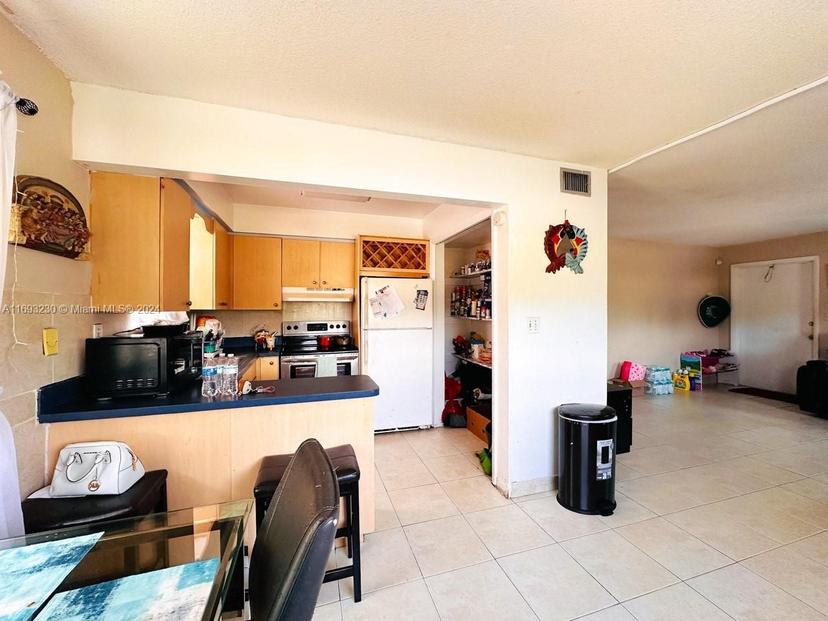 Picture of 2420 Johnson St # 202, Hollywood FL 33020