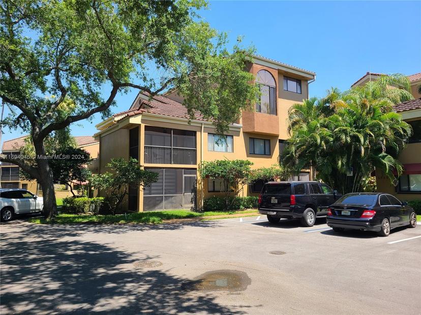 Picture of 15555 N Miami Lakeway # 18, Miami Lakes FL 33014