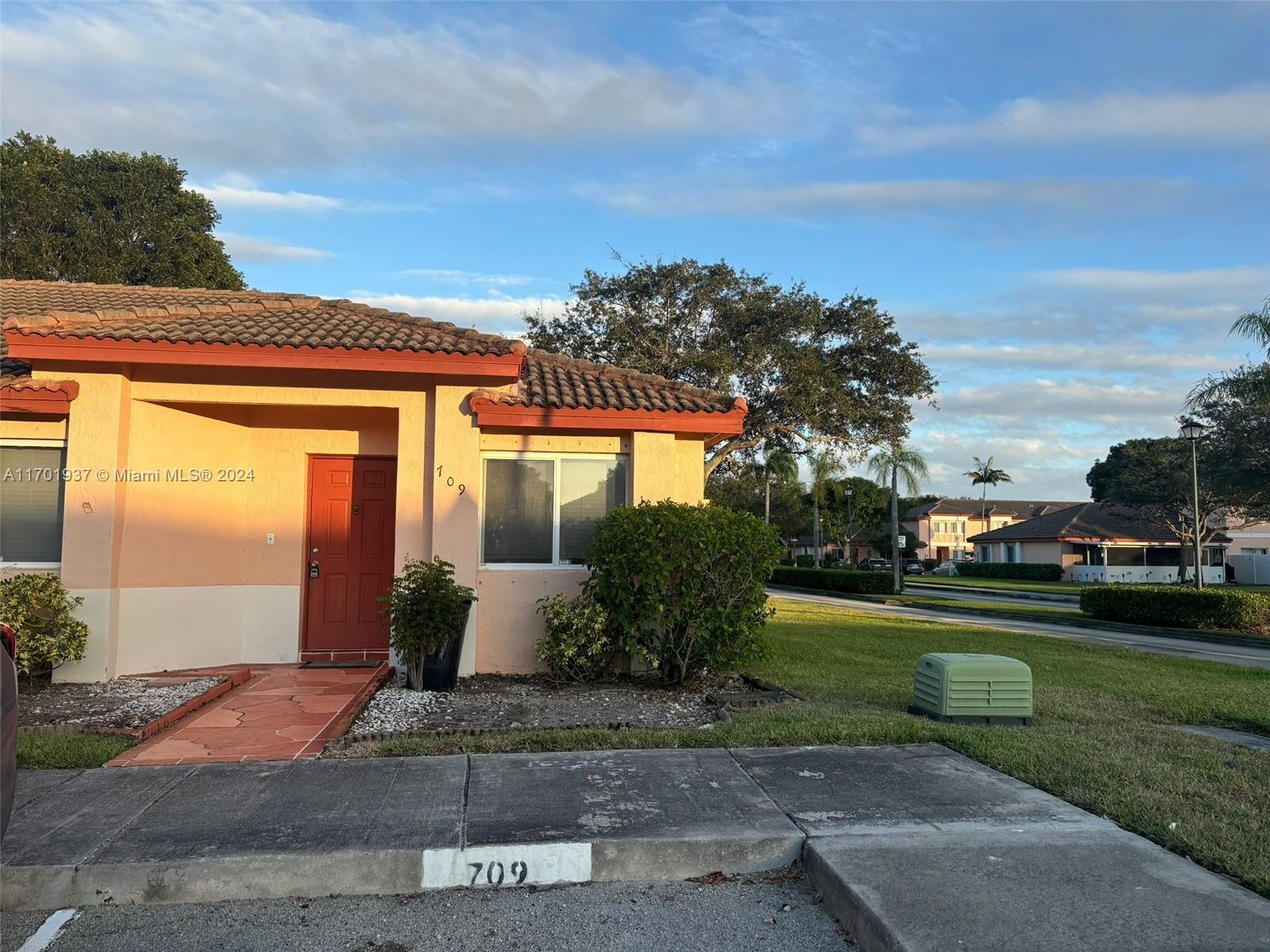 Picture of 709 NW 208Th Way, Pembroke Pines, FL 33029